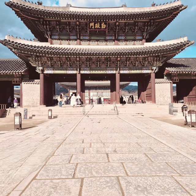 Step into a Joseon Dynasty Dream: Solo Traveler’s Guide to Gyeongbokgung Palace"** 🏯🌸