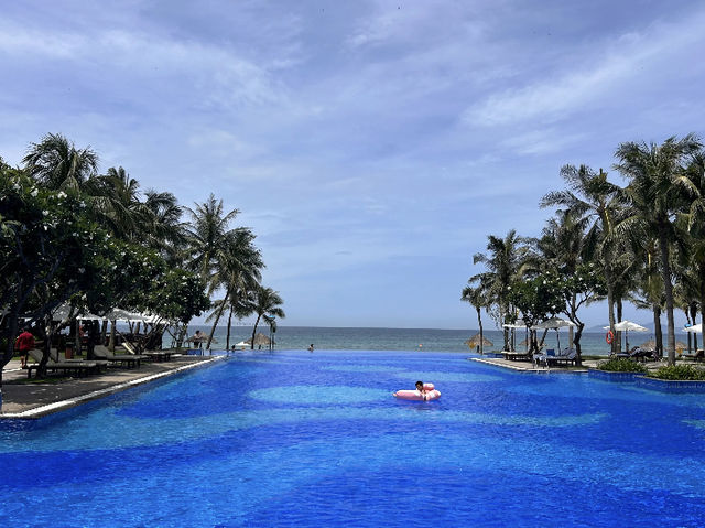 Danang Marriott Resort & Spa: A Relaxing Coastal Escape! 🌴🌊