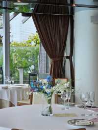 レインボーブリッジを望むテラスで、NYグリルフレンチとシャンパンを🍽️✨