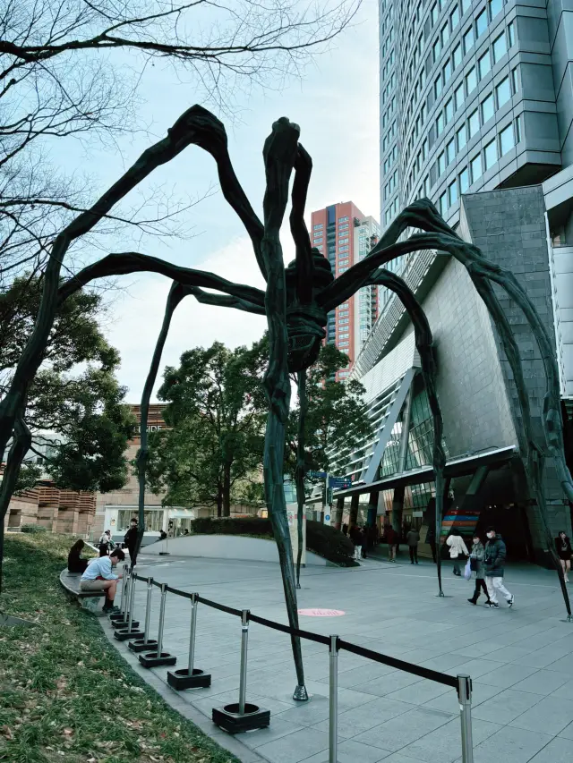 🕷 六本木の空に浮かぶ「ママン」──ルイーズ・ブルジョワ展で心の奥に触れる 東京 森美術館来訪