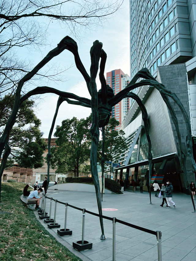 🕷  六本木の空に浮かぶ「ママン」──ルイーズ・ブルジョワ展で心の奥に触れる　東京　森美術館来訪