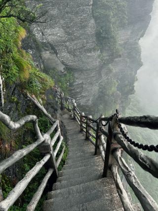 평온을 향해 오르다: 판징산의 비교할 수 없는 마법