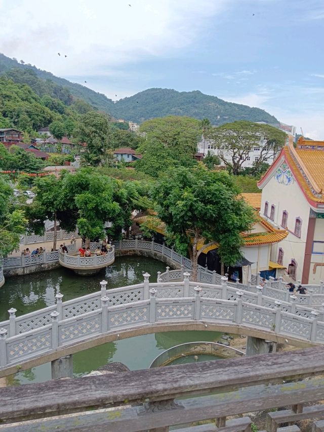 Majestic Hilltop Sanctuary: Kek Lok Si Temple Experience