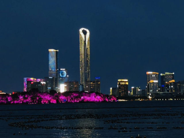 A Photographer's Paradise at Jinji Lake, Day or Night A Photographer's Paradise at Jinji Lake, Day or Night