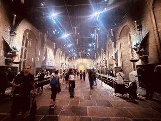 The Warner Bros. Harry Potter Studio in London is definitely a Harry Potter fan pilgrimage hotspot! Here you can step into the world of magic and visit classic scenes from the movies such as Hogwarts Hall, Diagon Alley, Platform 93⁄4 and the Forbidden Forest. Every detail is super restored, the props, costumes and scenes are so beautiful, it’s really moving to see, the designers and art team are really top-notch.

Entry Tips:
It is recommended to book tickets online in advance. It is very popular here. You may not have a seat even if you buy tickets on site. The address is Studio Tour Dr, Leavesden, Watford WD25 7LR UK.

Studio Recommended Tours:
1. There will be a briefing and interactive experience from the entrance, and soon you will see the Hogwarts lobby, which is really one of the most photo spots, highly recommended to take pictures slowly.
2. You will then walk to the Forbidden Forest, where you can see many magical creatures and there will be an exciting session.
3. Then come to the live rice village scene and diagonal alley, all real construction, field photography very feel, remember to buy a cup of cream beer, super atmospheric!
4. There is a real Hogwarts train on platform 93⁄4 at the end, where you can sit on it and take a classic entrance photo.

The studio has a huge amount of original costumes, props and design manuscripts for the film to take a slow look at, and movie fans will be moved. Be sure to take more photo-taking photos, especially the lobby, giant spiral staircase and Hagrid’s hut.

Playing Tips and Notes:
                   —— Opening hours are seasonal, most recently (August 29-September 7 08:30-22:00, September 8-October 2 09:30-20:00 weekdays, 08:30-22:00 weekends, 09:30-22:00 weekdays, 08:30-22:00 weekends, October 20-November 2, 08:30-22:00.
- Standard ticket 832.0, remember to book your tickets online in advance, you can choose to purchase an exclusive tour or photo service.
- The set is very large, it is recommended to reserve at least 4 hours, you can bring a small amount of dry food, and there is a restaurant that serves light meals and snacks.
- If you take children, there are staff on site to help, there is another official souvenir shop, do not be afraid of not being able to return to the real world souvenirs full of bags.

The Harry Potter studio took pictures in every corner and felt like you had stepped into the world of movies. From the props to the design, it was super amazing and well worth a special visit!

Topics: #WizardingWorldExploration #Harry Potter Fans Pilgrimage #London Travel #Movie Photo #FamilyTravel