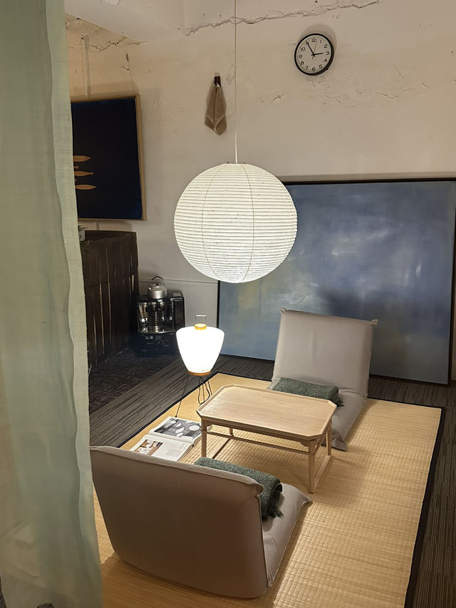 이태원 한가운데 작은 우리만의 비밀공간📚 블루도어 북스 이태원 한가운데 작은 우리만의 비밀공간📚 블루도어 북스