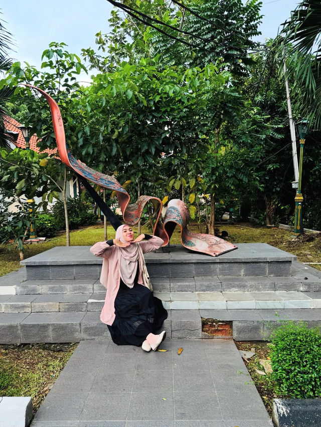 Batik, identitas dan warisan bangsa.