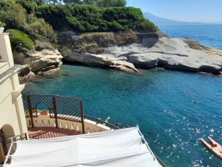 🌊🪨 Hidden Gem of the Posillipo Coast: Baia delle Rocce Verdi 🏖️✨