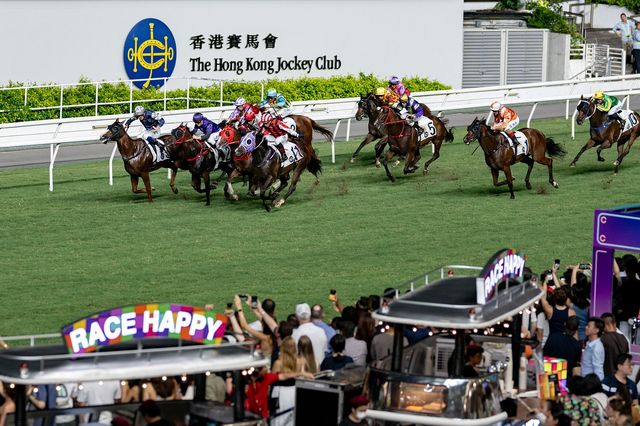 Happy Valley Racecourse - Superb restaurant in the atmosphere of Running Horse