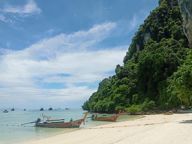 เกาะพีพี สวยงามตามท้องเรื่อง 🌊 เกาะพีพี สวยงามตามท้องเรื่อง 🌊