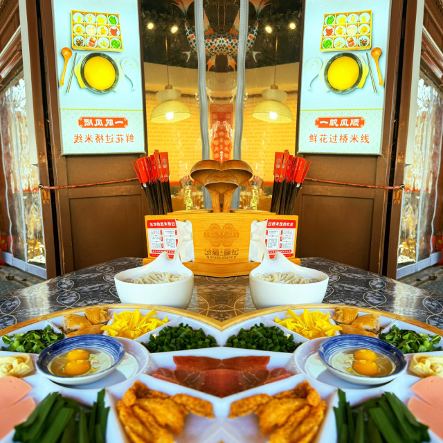 Crossing-the-Bridge Rice Noodles (过桥米线 / Guo Qiao Mi Xian), also known among Thai people as "Yunnan-style noodles" or "Crossing-the-Bridge noodles," is a signature dish of Yunnan Province. If you visit Kunming Old Street, this is a must-try!

🥢 Crossing-the-Bridge Rice Noodles
This iconic dish of Kunming is served with meticulous care, with ingredients arranged in small trays around the bowl. It looks clean, appetizing, and offers an authentic local cultural experience.

Highlights of the dish:
• 🍲 Golden chicken bone broth, simmered to perfection, aromatic, slightly rich but not overwhelming.
• 🍳 Raw egg placed on the hot broth, which cooks gently to a soft texture.
• 🥩 A variety of side ingredients such as fresh meat, Yunnan ham, chicken, mushrooms, vegetables, and chives.
• 🍜 Yunnan-style rice noodles, chewy and soft, distinct from regular noodles.

🍽️ How to eat (super fun!):
1. Add raw meat and ingredients that take longer to cook first.
2. Follow with the egg, vegetables, and noodles.
3. Stir gently, wait a few seconds, and it's ready to enjoy.
The flavor is mild and natural, with a fragrant broth that is not too intense, making it suitable for both locals and international tourists.

📍 Restaurant Atmosphere & Location
There are many restaurants to choose from, but the one we tried is located in the heart of Kunming Old Street, right across from the famous yellow building photo spot. It's convenient to stop by for a meal while exploring the area.
The restaurant has a traditional Yunnan-style ambiance, perfect for taking photos and experiencing authentic local cuisine.

💰 Approximate Price
• Starts at around 28 yuan (depending on the set and type of meat chosen). There are various options and sets available, but we opted for the smallest set, which was still very generous.

🙋🏻♀️ An-An's Tip: Visit during cooler weather for a more comfortable stroll and enjoy the noodles in a chilly atmosphere—it’s the ultimate experience! This area is very popular and tends to be crowded as it's a top destination in Kunming.
*** Don’t forget to share your review after trying it! 💕