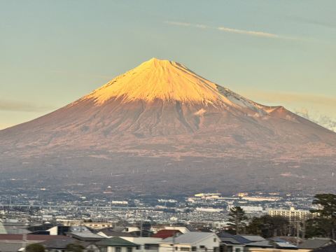 雪を頂いた富士山の遠景🌄 | Trip.com 富士吉田