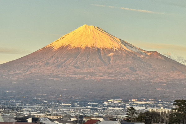 雪を頂いた富士山の遠景🌄 | Trip.com 富士吉田