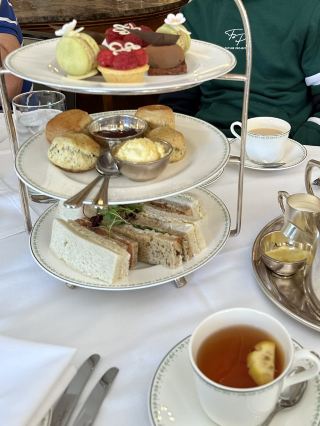 영국에서 즐기는 전통 영국식 애프터눈 티.