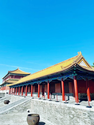 #repeatdestination

準備好體驗經典的北京之旅了嗎?故宮博物院(又稱紫禁城)絕對是歷史愛好者和休閒遊客的必遊之地🏯✨ 這座傳奇之地位於北京市東區區景山前大街4號,相信我,幾百年的歷史畫卷都濃縮在這片紅牆之中。

以下是如何充分利用您的參觀時間:故宮週二至週日開放(週一休館!),開放時間隨季節變化,請提前查詢——一般來說,4月至10月為8:30-17:00,11月至次年3月為8:30-16:30。門票103元人民幣,絕對物超所值,因為這裡有宏偉的建築和無數珍貴的文物。

我的建議?早點去,避開人潮-故宮很快就會變得非常擁擠,尤其是在週末和假日。提前在trip.com上購票,這樣您就不用浪費時間排隊了。穿舒適的鞋子(這裡真的很大)。如果你是為了拍美照而來,那就去太和殿和故宮的角樓,那裡是最佳拍照地點。

交通很方便-搭乘北京地鐵1號線,在天安門東站或天安門西站下車,然後跟著指示牌走就行了。午餐可以去附近的胡同里找一家當地小館子,嚐嚐正宗的北京麵條——你肯定會感謝我的。

別忘了:一定要帶護照,因為入園要出示護照!而且裡麵食物選擇有限,所以最好帶些水和零食。

#北京之旅 #故宮 #中國旅遊 #TripDotCom