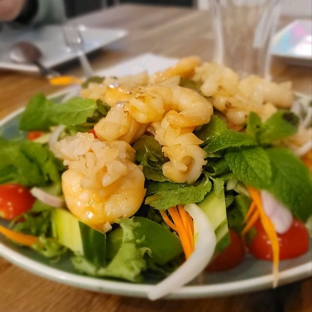 iFood Thai 餐廳⭐️清新海鮮沙律和濃辣冬陰公的美味之旅🥘