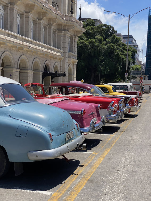 Cuban Rhythms & Colonial Vibes as A Perfect Havana Stroll