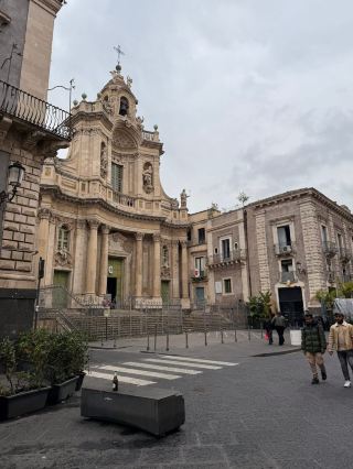 เมืองคาตาเนีย ประเทศอิตาลี: จุดหมายปลายทางวันหยุดที่ดีที่สุดใต้ภูเขาไฟเอตนาที่ยังคงปะทุอยู่