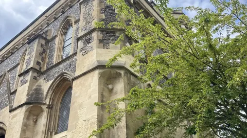 修道院の遺跡からジェーン・オースティンの学び舎の門前まで歩く。 — traveler post in レディング
