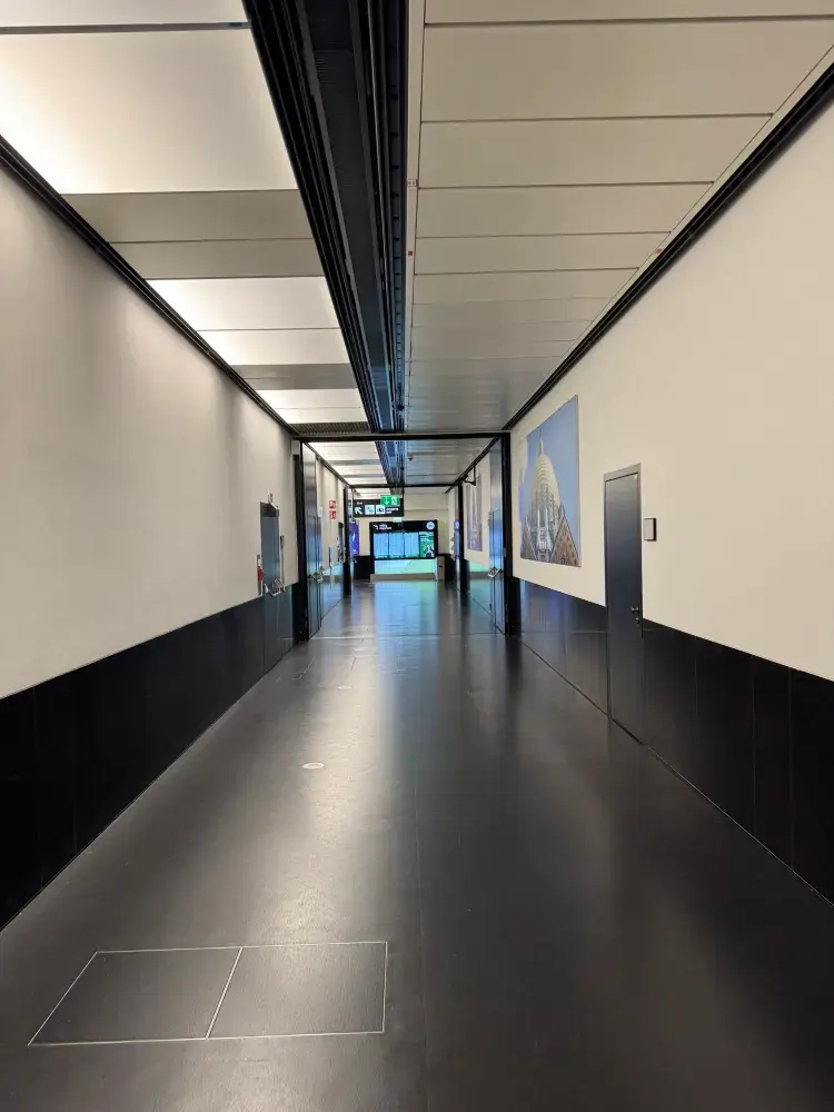 VIEウィーン国際空港の都市写真展｜搭乗待ちの時間にアートな旅を満喫。