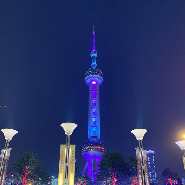 上海東方明珠塔外表探秘：鑲嵌在城市天際線的璀璨明珠