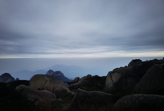 天柱一峰擎日月，單論風景，古南嶽勝過今南嶽