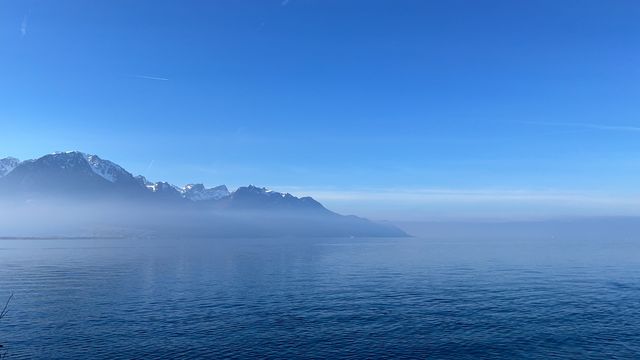 在蒙特勒湖邊漫步