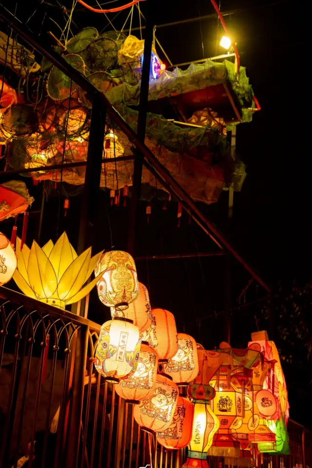 The mountain is not high, but it is spiritual with a dragon! Rush to the Big Tail Dragon Lantern Show