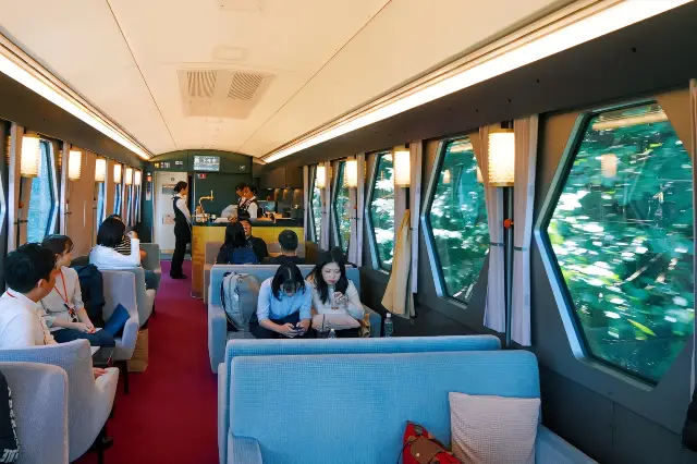 從東京到日光最方便最快的方式就是在淺草站乘坐東武鐵道的電車“特急Spacia X”，不到2小時就可到達榉木縣的日光（時刻表可提前在東武鐵道上查詢）