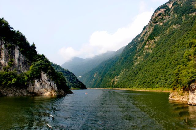 鳥驚飛，魚躍游，遠眺清江雲霧稠--清江河上