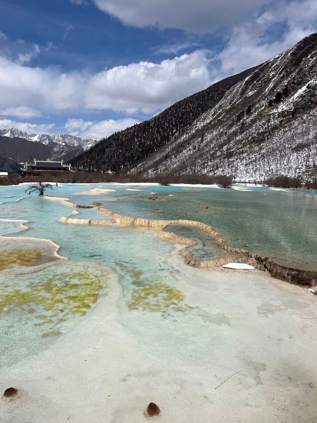 五彩池依然在白雪堆里呢