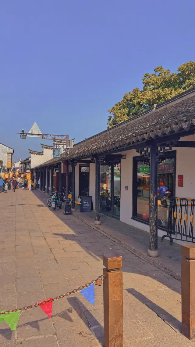 The ancient town of Xinchang, with its unique charm, has a history of eight to nine hundred years since it was established in the Southern Song Dynasty