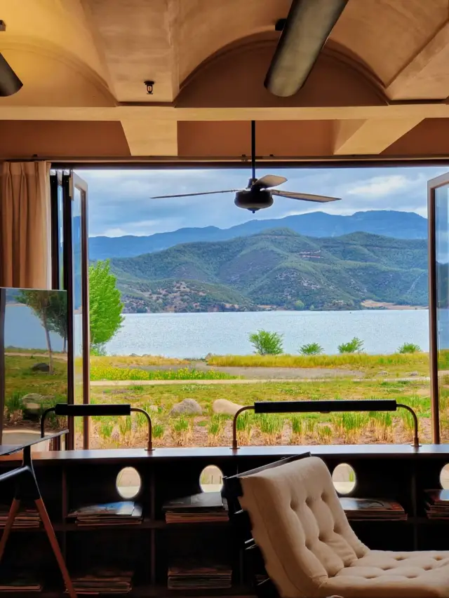 Lugu Lake·Autumn Mountain, โรงแรมริมทะเลสาบที่มีสไตล์สมัยกลางคน