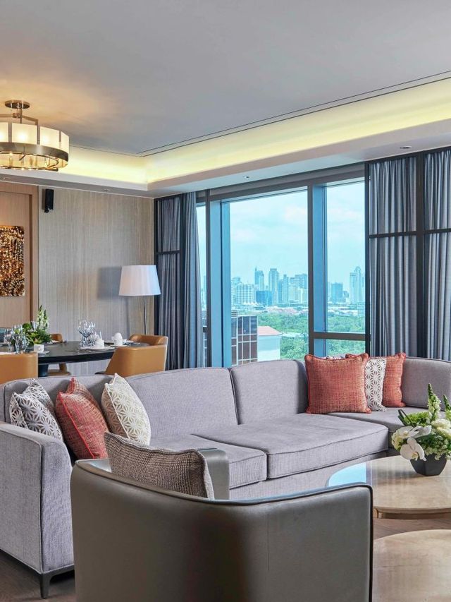 🌟 Manila's Hilton Haven: Luxe Sleeps & Eats! 🌟