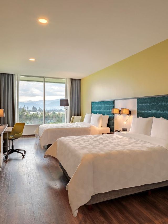 🌟 Quito's Comfy Stay: Holiday Inn Airport Highlights ✈️🛏️