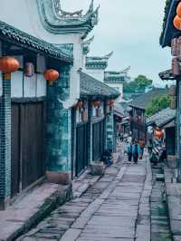 藏在長江邊的仿古小鎮，宏偉而又虛無