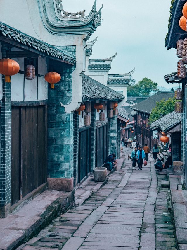 藏在長江邊的仿古小鎮，宏偉而又虛無