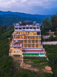 🌟🏨 Yunnan's Hidden Gem: Guming's Nest Hotel Review 🌄🍃