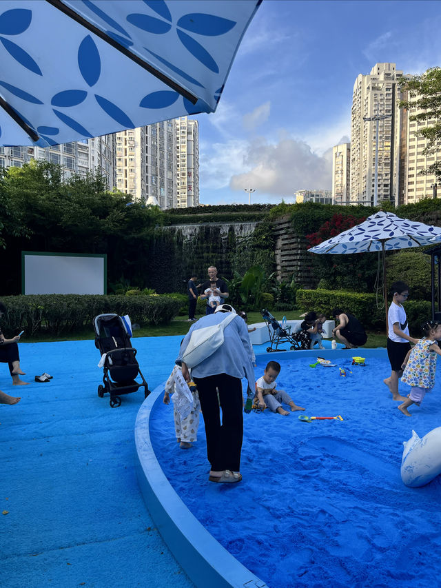廈門遛娃｜磐基免費露天電影與藍色沙灘快樂挖沙