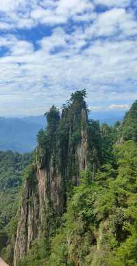 "秀壓五岳 奇冠三山"的老君山。