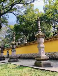 寧波阿育王寺：古剎梵音，歷史傳承與文化瑰寶。