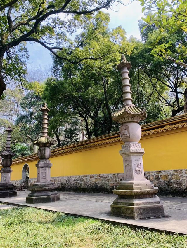 寧波阿育王寺：古剎梵音，歷史傳承與文化瑰寶。