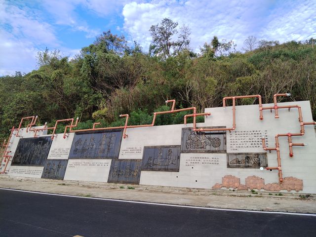 景點地址：黃石市大冶市鐵礦公園 景點交通：駕車直達 必去景點：五級觀景台、房車露營、天坑 。
