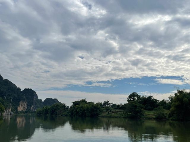廣西寧明花山岩畫｜穿越時空的古老圖騰。