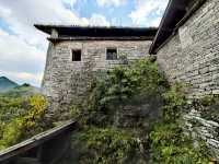 石山頂上的寺院，安順天台山伍龍寺。
