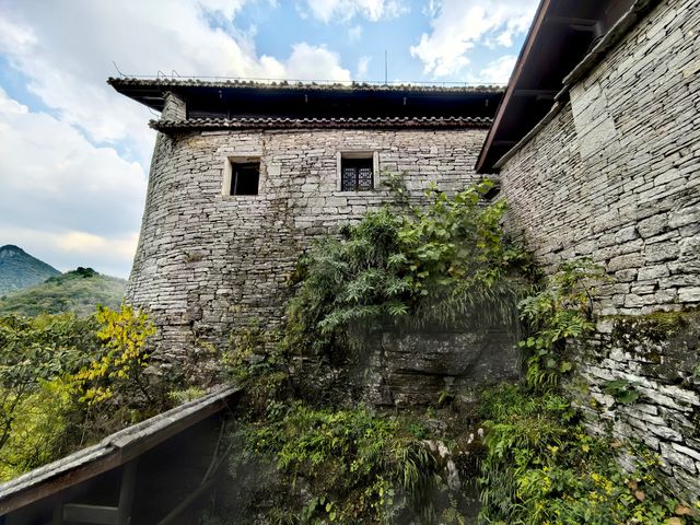 石山頂上的寺院，安順天台山伍龍寺。