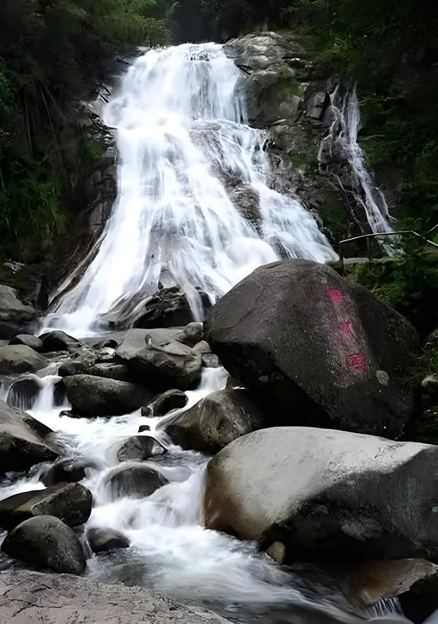 不去九寨溝，就來飛水寨，歸去不看水！。