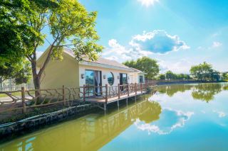 A Tranquil Lakeside Retreat with Picturesque Scenery