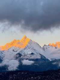 奔赴梅里雪山，邂逅一場日照金山