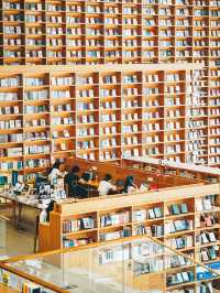 低頭看書抬頭看湖｜滴水湖這家書店美到窒息！